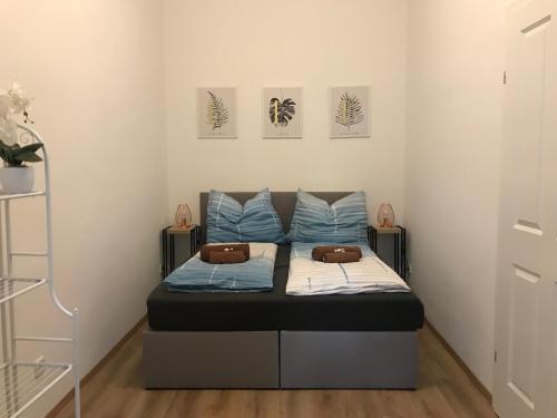 Cette petite chambre comprend un lit avec des draps bleus. dans l'établissement Imperial Apartments Schönbrunn - Jadengasse, à Vienne