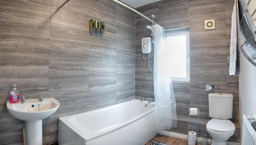 Spacious house in Swansea TV in every bedroom tesisinde bir banyo