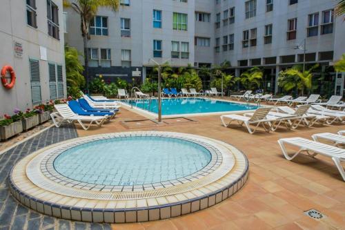 Bazén v ubytování APARTAMENT SARDINA NEAR THE BEACH WITH POOL AND WIFI e nebo v jeho okolí