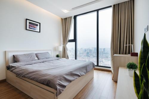 Ένα ή περισσότερα κρεβάτια σε δωμάτιο στο Sunshine Balcony Apartment in VINHOMES METROPOLIS near Lotte Hanoi