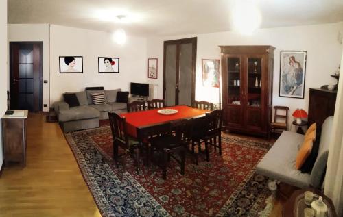 een woonkamer met een tafel en een bank bij Giuliana's House in Desenzano del Garda