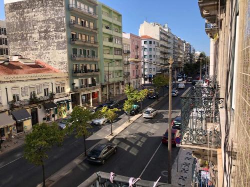 uma vista aérea de uma rua da cidade com carros em Charming episode em Lisboa