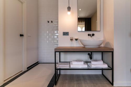 ein Bad mit einem Waschbecken und einem Spiegel in der Unterkunft Primorski Hotel in Sweti Konstantin
