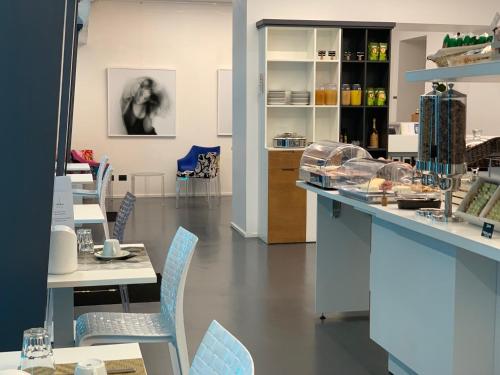 a room with a counter with chairs and a table at Adalesia Hotel & Coffee in Turin