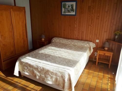 Ένα ή περισσότερα κρεβάτια σε δωμάτιο στο Les Genêts Studio