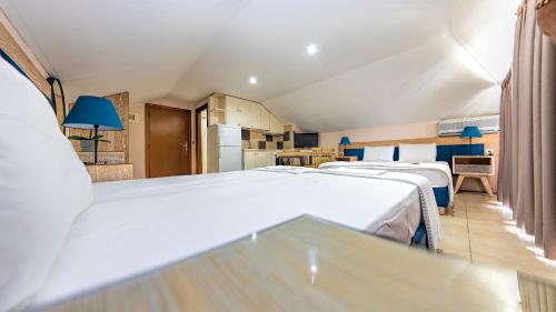 Ένα ή περισσότερα κρεβάτια σε δωμάτιο στο Le Monde SeaView Suites