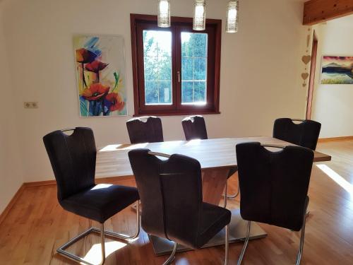 comedor con mesa y sillas negras en Ferienhaus Walch, en Stinatz