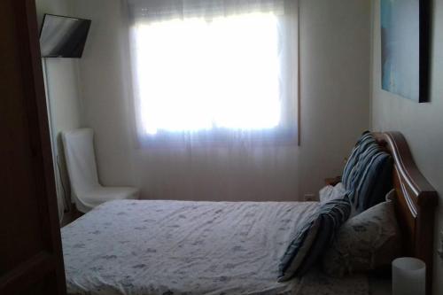 Un pat sau paturi într-o cameră la Urbanización a 100 metros de la playa