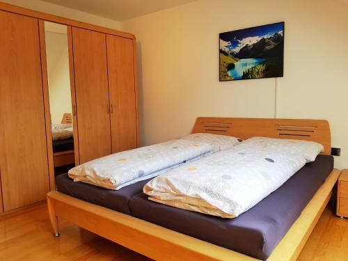 Ferienhaus Walch في Stinatz: غرفة نوم بسريرين وخزانة ملابس