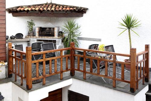un balcone con ringhiera in legno e sedie di Casa da Eira a Lousã
