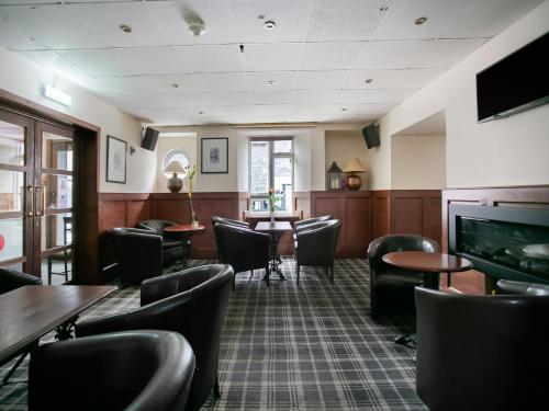 Televisyen dan/atau pusat hiburan di The Breadalbane Arms Room Only Hotel