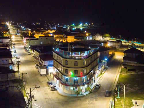 El barrio en el que está el hotel o un barrio cercano