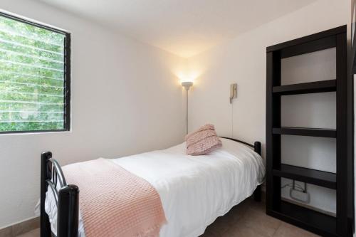 1 dormitorio con cama blanca y ventana en Cuarto privado las lomas en Ciudad de México