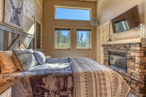 a bedroom with a bed and a fireplace at Perrydise in Leavenworth