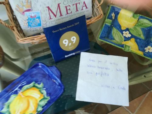 a table with two baskets and a sign that says metro at Villino L'Aranceto Sorrentino in Meta