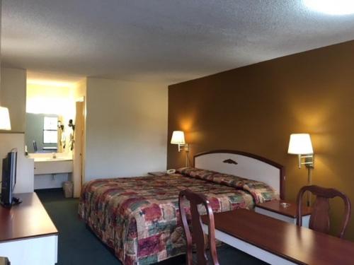 Una cama o camas en una habitación de Budget Inn & Suites - Talladega
