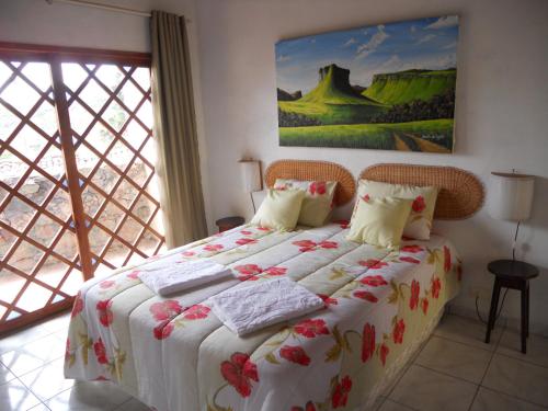 Giường trong phòng chung tại Art Hotel Cristal de Igatu