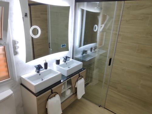 a bathroom with two sinks and a shower at Apartamento IMPERIO 1 - Marbella centro in Marbella