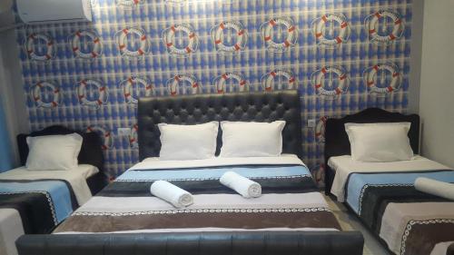 Een bed of bedden in een kamer bij Hotel Cruise