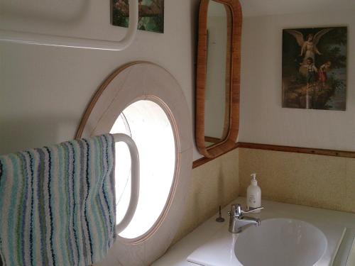 La salle de bains est pourvue d'un lavabo et d'une fenêtre. dans l'établissement Wiborggården Bed and Breakfast, à Boda