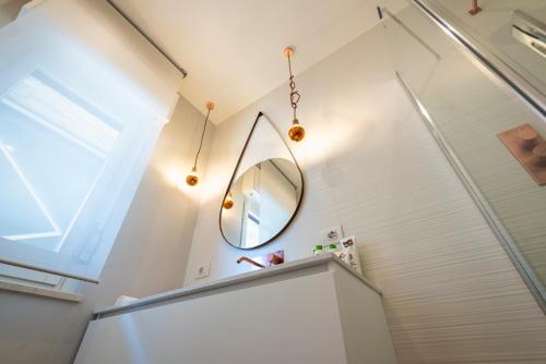 Koupelna v ubytování Alga 5-Star Boutique Apartment Steps from the Sea