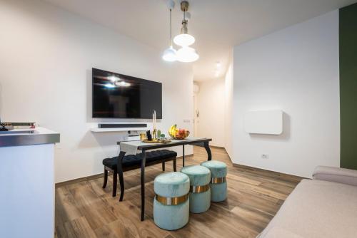 TV a/nebo společenská místnost v ubytování Alga 5-Star Boutique Apartment Steps from the Sea