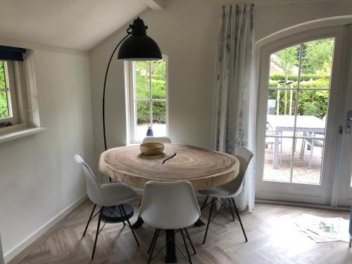 - une salle à manger avec une table et des chaises en bois dans l'établissement Villa Felix with sauna in Ermelo, à Ermelo