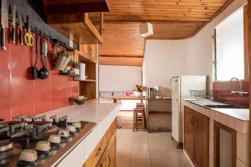 una cucina con piano cottura e frigorifero di Villa ChezSoa, Antananarivo a Antananarivo