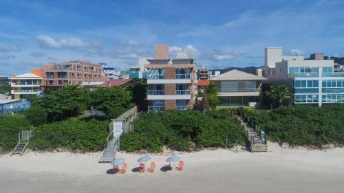 Uma praia perto do apart-hotel