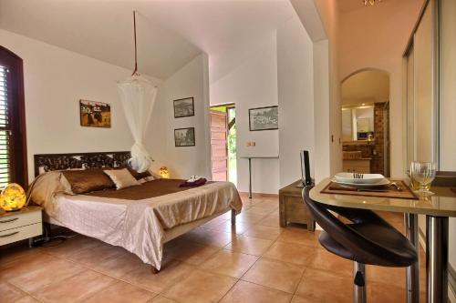 una camera da letto con un letto e una scrivania di Studio Amigos a Le Diamant