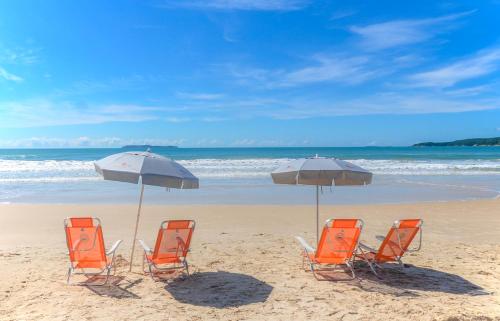 Uma praia perto do apart-hotel