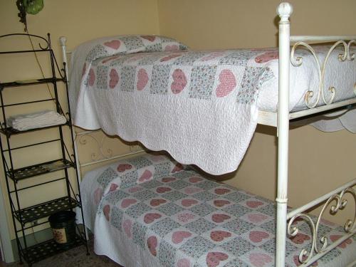 Łóżko lub łóżka piętrowe w pokoju w obiekcie Relais Buonfanti