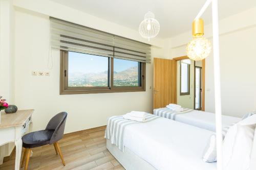 Un pat sau paturi într-o cameră la Villa Anemolia