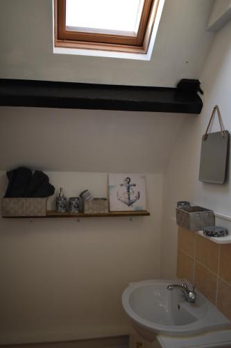 Bathroom sa LAVENDER COTTAGE