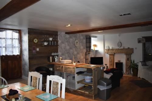 uma cozinha e sala de jantar com mesa e cadeiras em LAVENDER COTTAGE em Whitby