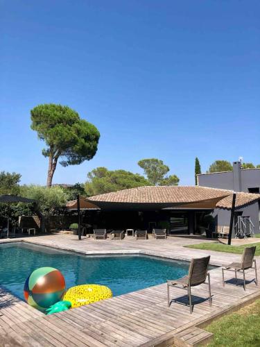 - une piscine avec des chaises et une table dans l'établissement Villa Nostra, à Agay