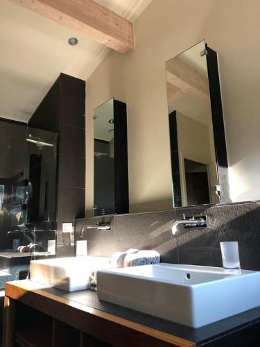 une salle de bain avec deux lavabos et un grand miroir dans l'établissement Villa Nostra, à Agay