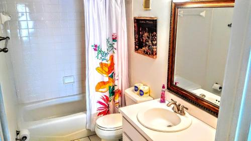 Een badkamer bij Boca Ciega Bay Apartment