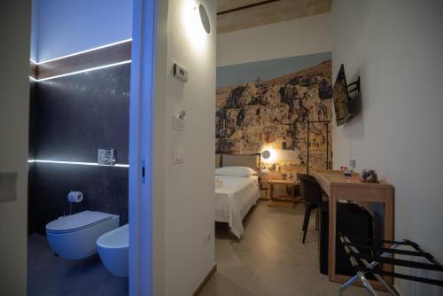 Cet appartement comprend une chambre avec un lit et une salle de bains. dans l'établissement La Lupa, à Matera