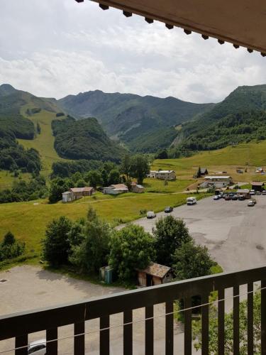 - une vue sur un parking avec des montagnes en arrière-plan dans l'établissement Le stelle 1400 - Cabanaira Condominio, à Limone Piemonte