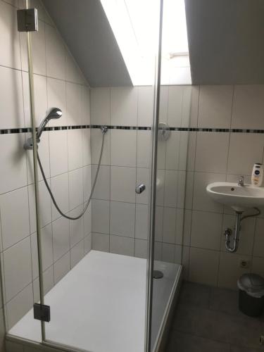 uma casa de banho com um chuveiro e um lavatório. em Gästehaus Sandra em Sulzbach-Rosenberg
