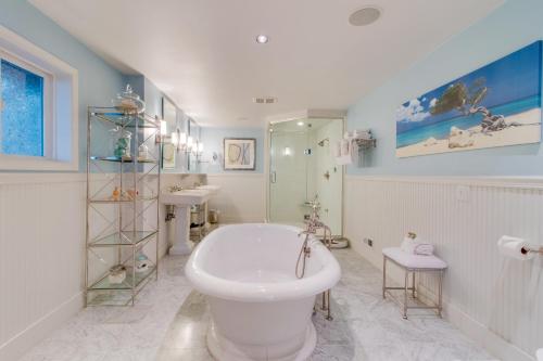 ein Badezimmer mit einer Badewanne, einem WC und einem Waschbecken in der Unterkunft South Hampton House in Tolovana Park