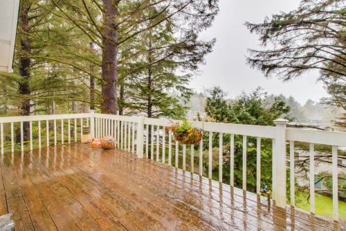 a white fence on a wooden deck in the rain at South Hampton House in Tolovana Park