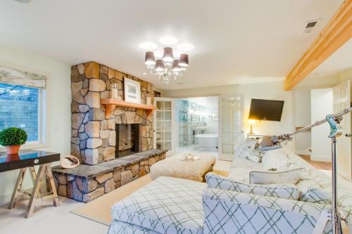 ein Wohnzimmer mit einem Sofa und einem Steinkamin in der Unterkunft South Hampton House in Tolovana Park