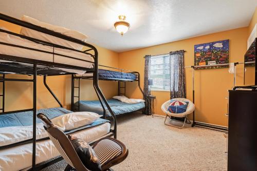 花園城的住宿－Harbor Village Lakeview Condo 902-2，一间卧室设有两张双层床和一扇窗户。