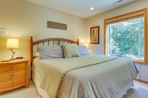 um quarto com uma cama grande e uma janela em Salmon River Lodge em Welches