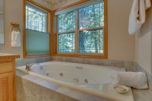 A bathroom at Salmon River Lodge