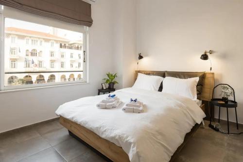 Posteľ alebo postele v izbe v ubytovaní Aristotelous Square Luxury Studio