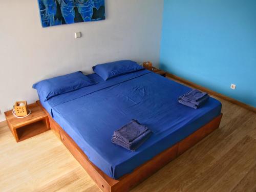 a bedroom with a blue bed with blue sheets at Suite Mariposa Sospesa Sul Mare in Mindelo