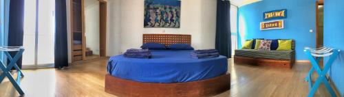 a room with a bed and a couch in it at Suite Mariposa Sospesa Sul Mare in Mindelo